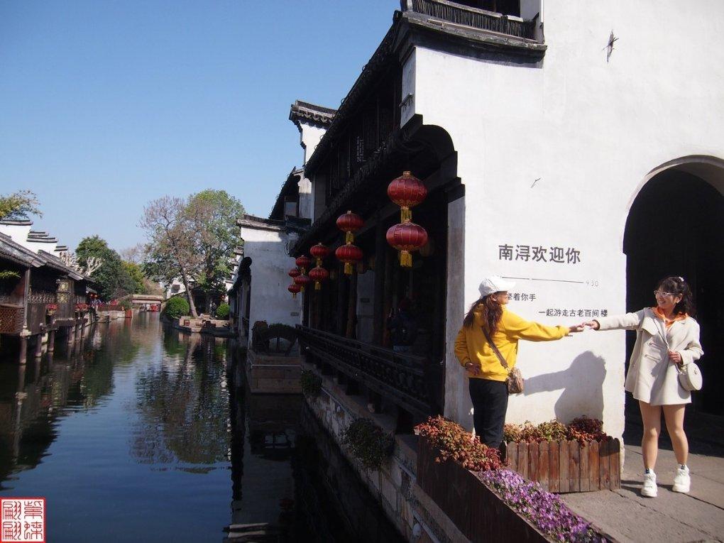 李叔同带着母亲的棺椁回到老家,族人不让从正门进,李:谁敢拦?